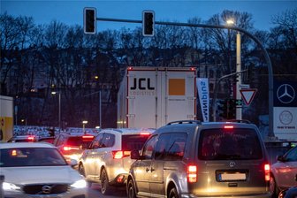 B 173: Ampelanlage an Plauener Stresemannbrücke ausgefallen - Linksabbieger in Richtung Klinikum oder von der Reichenbacher in die Stresemannstraße haben das Nachsehen.