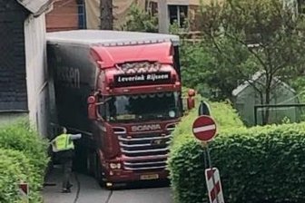 B 173: Anwohner von Umleitung genervt - Sorgt für Ärger bei den Anwohnern: Ein Sattelzug quetscht sich durcheine Engstelle.