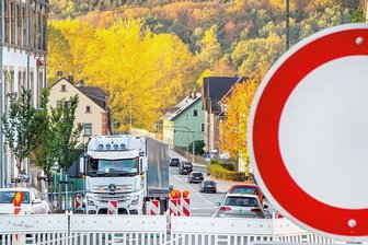 B 173 bei Flöha: Ruhe im Winter, neue Vollsperrung im Frühling - Stau am Schulberg: Besonders früh und am Nachmittag, wenn Schul- und Berufsverkehr aufeinandertreffen, ist es eng an der Friedrich-Schiller-Grundschule in Flöha. Von dort führt die Umleitung in die Stadt.