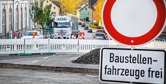 B 173 bei Flöha wird dieses Jahr nicht fertig - Wegen der Erneuerung der Fahrbahndecke auf der B 173 in Flöha ist die sogenannte Schulbergkreuzung noch immer ein Nadelöhr. 