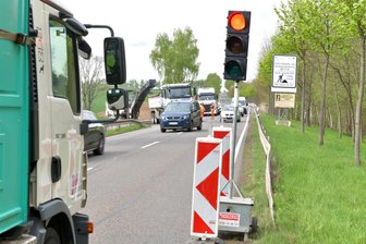 B 173 bei Freiberg: Warum wieder eine Baustellenampel den Verkehr regelt - Eine Baustellenampel regelt den Verkehr auf der B 173 in Höhe Kleinschirma.