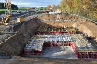 B 173 bei Freiberg: Wie der Stand der Arbeiten bei Kleinschirma ist - An der B 173 in Höhe Kleinschirma wird gerade das Fundament für die Widerlager einer Brücke gebaut.
