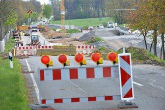 B 173 bei Kleinschirma: Das ist der Stand der Arbeiten - Während der Arbeiten an der B 173 in Höhe Kleinschirma rollt der Verkehr über eine provisorische Umfahrung. Dort gilt Tempo 30.