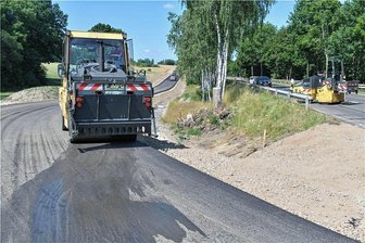 B 173 bei Kleinschirma: Umfahrung wird asphaltiert - Die provisorische Umfahrung der beiden Brückenbaustellen auf der B 173 bei Kleinschirma wird asphaltiert.