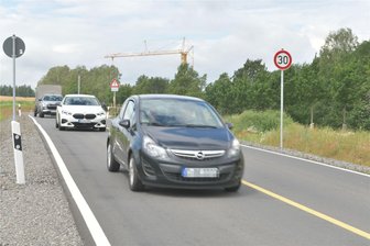 B 173 bei Kleinschirma: Wie viele Unfälle bislang passiert sind - Auf der B-173-Umfahrung bei Kleinschirma zwischen Freiberg und Oberschöna gilt Tempo 30.