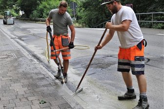 B 173 in Flöha: Wann geht der Endspurt richtig los? - Die Mitarbeiter Rick Lades (links) und Dominic Löschner haben am Dienstag auf der B 173-Baustelle in Flöha Pflasterrinnen am Rand auf Vordermann gebracht.