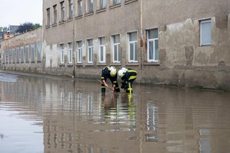 B 173 in Netzschkau: Straße nach Regenguss überflutet und gesperrt -