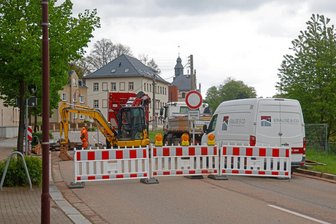 B 173 in Oberlungwitz nach Rohrbruch dicht: Bauverzögerungen wegen des Feiertags - Am Mittwochvormittag haben Arbeiten zur Reparatur des Wasserrohrbruchs in Oberlungwitz begonnen.