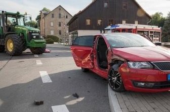 B 173: Landmaschine prallt gegen Skoda - Kollision beim Überholen auf der Bundesstraße.