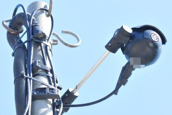 B 173-Umfahrung bei Kleinschirma: Rätsel um Kamera gelöst - An der Umfahrung der Baustelle an der B 173 nahe Kleinschirma werden mittels Kamera und Sensoren die Schwingungen der Behelfsbrücke überwacht.