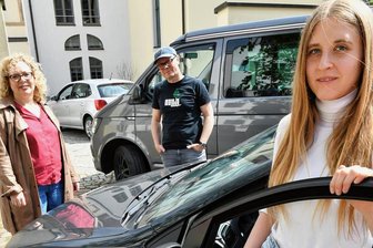 B-173-Umleitungen im Test: Wie kommt man am schnellsten von Chemnitz nach Freiberg? - Die Streckentester der Freien Presse am Ziel in Freiberg: Grit Baldauf, Matthias Behrend und Sabrina Seifert (von links).