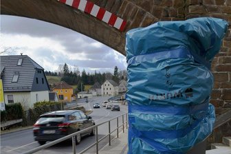 B 173: Wann der Blitzer in Naundorf enthüllt wird - Noch ist das Radargerät in Naundorf bedeckt. 