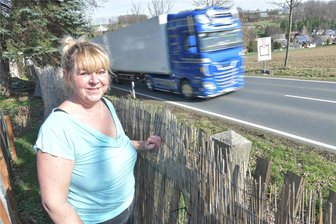 B 173 zwischen Chemnitz und Freiberg: Gefährliche Kurve bei Oberschöna soll ausgebaut werden - Die B 173 soll am Ortsausgang Oberschöna in Richtung Oederan um eine Fahrspur erweitert werden. Bis zur Kleingartenanlage „Striegistal“ ist ein Fußweg vorgesehen. Die Vorsitzende des Gartenvereins, Karla Schiemann, sagt: „Es wäre schön, wenn hier nicht so gerast würde, es könnte um vieles ruhiger sein. Ein Fußweg zu unserer Anlage ist nötig. Die Gartenbesitzer aus den Wohnblöcken im Ort, die zu Fuß hierherkommen, wären sicherer.“