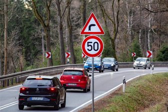 B 173 zwischen Falkenau und Oederan: In der Soldatengrabkurve gilt jetzt Tempo 50 - Achtung bremsen: Im Bereich der Soldatengrabkurve auf der B 173 zwischen Falkenau und Oederan wurde die zulässige Höchstgeschwindigkeit auf 50 Kilometer pro Stunde begrenzt.