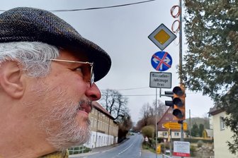 B 173 zwischen Freiberg und Dresden bald voll gesperrt: So umgeht man das Verkehrschaos - In Niederschöna sind die Schilder und Ampeln für die Vollsperrung der B 173 bereits installiert.