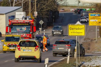 B 173 zwischen Lichtenstein und Gersdorf: Lange Ölspur sorgt für Behinderungen - Die Feuerwehr sicherte ab, eine Spezialfirma übernahm die Beseitigung der Ölspur.