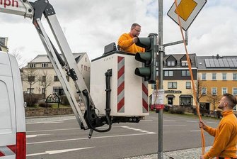 B 174 ab Montag dicht - Großräumige Umleitung geplant - Mitarbeiter eines Chemnitzer Verkehrssicherungsunternehmens haben am Dienstag Ampelanlagen auf dem Lengefelder Markt installiert, über den ab Montag die Umleitung der B 174 führen wird. 