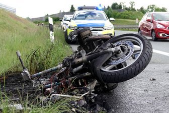 B 174 bei Chemnitz: BMW-Motorrad brennt komplett aus - Feuerwehr und Polizei mussten am Donnerstag, kurz nach 14 Uhr zur B 174 eilen. Ein Motorrad hatte Feuer gefangen.