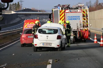 B 174 bei Chemnitz: Dacia kracht zweimal in Leitplanke - Ein Dacia ist am Samstag auf der B 174 verunglückt.