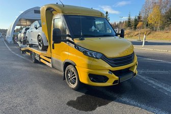 B 174 im Erzgebirge gesperrt: Lkw verliert mehrfach Öl – Polizei legt Fahrzeug still - Ein Transporter hat am Dienstagmorgen auf der B 174 am Grenzübergang Reitzenhain Betriebsmittel verloren.