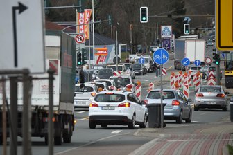B 174: Keine längere Grünphase möglich - Stau auf der Zschopauer Straße: Bis Ende kommender Woche wird die Auffahrt zum Südring aus Richtung Erzgebirge zur Neefestraße instandgesetzt.