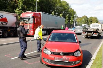 B 174: Laster rammt VW -