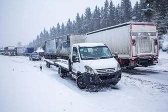 B 174 nach Auffahrunfall für Lkw gesperrt -
