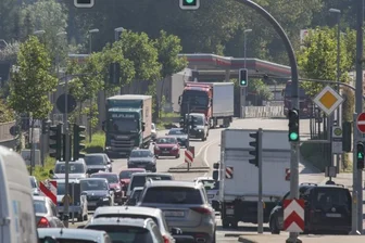 B 174: Neues Bündnis gegen den Verkehr - Die Zschopauer Straße/B 174 in Chemnitz auf Höhe Südring, Blick stadtauswärts: Fahrzeuge aus Richtung Erzgebirge und Südosteuropa fahren hier von der Bundesstraße auf den Südring und Autos die von der Autobahn kommen, steuern vom Südring auf die B 174. Darunter sind auch viele Lkw.