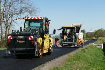 B 174: So lange sollen die Bauarbeiten zwischen Chemnitz und Erzgebirge noch dauern - Die Arbeiten für den ersten Bauabschnitt auf der B 174 zwischen Großolbersdorf und Hohndorf liegen laut Landesamt für Straßenbau und Verkehr im Plan. Am Dienstag wurde die Asphaltbinderschicht aufgetragen.