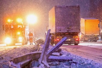 B 174 zwischen Chemnitz und Zschopau rund sechs Stunden dicht - Die Mittelleitplanke der B 174 bei Zschopau ist nach dem Unfall auf rund 100 Metern Schrott.