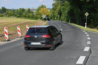 B 175-Baustelle bei Rochlitz: Es geht erst 2023 weiter - Die B 175 in Rochlitz sollte eigentlich längst zwischen dem Abzweig nach Sörnzig und dem Noßwitzer Weg erneuert sein. Doch die Arbeiten, ursprünglich für 2021 geplant, dann auf 2022 terminiert, verschieben sich nun auf das kommende Jahr. 