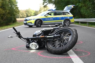 B 175 bei Rochlitz: Motorradfahrer schwer verletzt - In der Noßwitzer Senke hatte ein Motorradfahrer nach einem Sturz die Leitplanke touchiert und sich schwer verletzt.