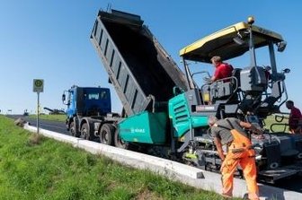 B 175: Erste Etappe fast geschafft - Mitarbeiter der Firma Wolff & Müller arbeiten an Busbuchten und Haltestellen.