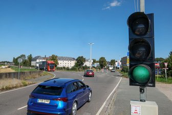 B 175 in Glauchau: Welchen Sinn hat diese Bau-Ampel? - Die Baustellenampel an der B 175/Abzweig Auestraße in Glauchau bremst den Verkehr ein.