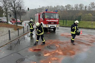 B 175 in Remse und B 180 in Waldenburg: Feuerwehren beseitigen kilometerlange Ölspur - Die Feuerwehr ist am Donnerstag in Remse (Foto) und Waldenburg im Einsatz.