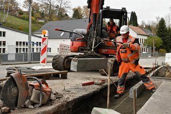 B 175 in Rochlitz: Bald wieder freie Fahrt - Mitarbeiter der Firma Strabag haben bereits mit den ersten Arbeiten für den zweiten Bauabschnitt begonnen. Doch der plötzlich hereinbrechende Winter sorgt nun dafür, dass die Arbeiten erst im nächsten Jahr beendet werden können.