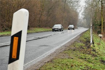 B 175 in Rochlitz: Bau verzögert sich weiter - Die B 175 zwischen dem Abzweig nach Sörnzig und dem Noßwitzer Weg in Rochlitz wurde vor Tagen von Straßenbauern geflickt.