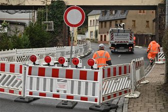 B 175 in Rochlitz gesperrt: Was das für Autofahrer und den Busverkehr bedeutet - Die B 175 ist seit Montagvormittag zwischen dem Mühlplatz und dem Abzweig Schloßstraße gesperrt. Denn auf einem weiteren Abschnitt des Autobahnzubringers wird die Fahrbahn erneuert.