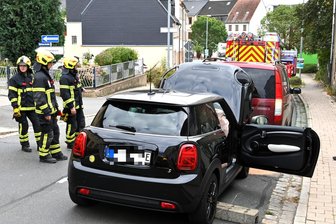 B 175 in Rochlitz: Unfall mit E-Auto auf der Leipziger Straße - Ein E-Mini fuhrt am Mittwoch auf der B 175 auf einen Van auf.