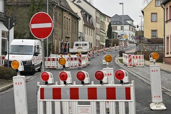 B 175 in Rochlitz weiter gesperrt: Zwei Baustellen binnen weniger Meter - Dass die B 175 innerorts von Rochlitz saniert wird, spielt den Arbeitern in die Hände, die aktuell Kabel für das schnelle Internet verlegen. Denn eigentlich müsste dafür die Trasse komplett gesperrt werden.
