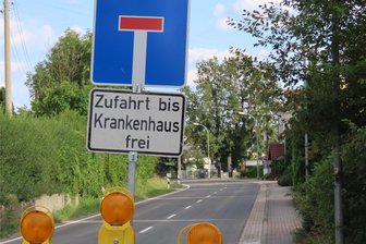 B 175 in Werdau: Extra-Rettungswagen steht für Notfälle bereit - Derzeit kann die Pleißentalklinik an der Ronneburger Straße nur von Langenbernsdorf aus erreicht werden. Die Zufahrt aus Richtung Sternplatz in Werdau ist nicht möglich.