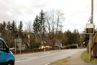 B 175 in Werdau-Sorge: Viele Verkehrsteilnehmer sind zu schnell unterwegs - Das Smiley schaut grimmig, denn der Autofahrer ist zu schnell unterwegs.