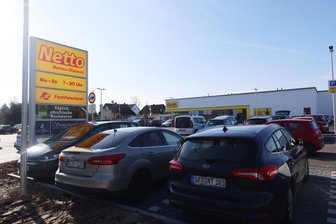 B 175 in Werdau: Stadt prüft Aufstellung eines Verkehrsspiegels am Netto - Das Herunterfahren vom Parkplatz des Netto in der Werdauer Sorge ist kompliziert.