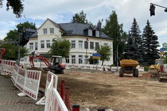 B 180: Arbeiten verzögern sich - Wie der Niederwürschnitzer Bürgermeister Matthias Anton sagte, seien die Arbeiter bei den weiter oben liegenden Hausanschlüssen auf Fels gestoßen. Darum muss nun mit einer um etwa 3 bis 4 Wochen längeren Bauzeit gerechnet werden.