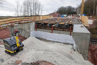 B 180 bei Hohenstein-Ernstthal: Brückenbau auf altem Sachsenring geht auch im Winter weiter - Sechs Spannbeton-Fertigteile tragen eine Stahlplatte, die ebenfalls betoniert wird.
