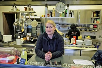 B 180 bei Hohenstein-Ernstthal: Dauerbaustelle führt zu Umsatzeinbrüchen - Sandra Möbius betreibt das Bistro Rast am Ring. 