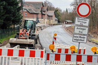 B 180 bei Hohenstein-Ernstthal: Warum trotz Plusgraden nicht gebaut wird - Die Arbeiten auf dem Alten Sachsenring ruhen weiter. Die Bundesstraße 180 bei Hohenstein-Ernstthal bleibt gesperrt. 