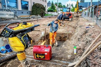 B 180 im Zschopautal: Nadelöhr soll wie geplant bis 2024 verschwinden - Die Straßenbauer Robert Zschau (vorn) und Robby Busch von der Niederlassung Chemnitz der Chemnitzer Verkehrsbau GmbH haben in Erdmannsdorf diese Woche die Montage der Straßeneinläufe vorbereitet. 