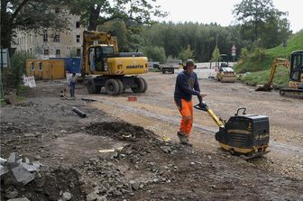 B 180 in Erdmannsdorf: Im Winter vorerst wieder freie Fahrt - Mit einer Rüttelplatte wird derzeit der Frostschutz auf B 180 in Erdmannsdorf verdichtet. Das Landesamt für Straßenbau und Verkehr kündigt nun eine Winterpause auf der Baustelle an. 