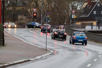 B 180 in Oberlungwitz wieder in beide Richtungen befahrbar - Die B 180 ist von der Goldbachstraße kommend wieder in Richtung Hirschbrücke offen. Nach rund dreimonatiger einseitiger Sperrung wurde die Straße am Donnerstag wieder für den Verkehr freigegeben.